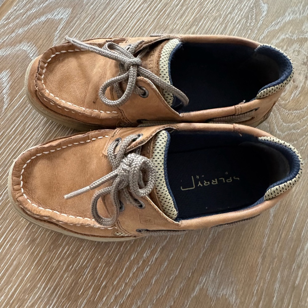 Sperry Kids Brown slip on boat shoes with laces, white stitching, preppy size 1